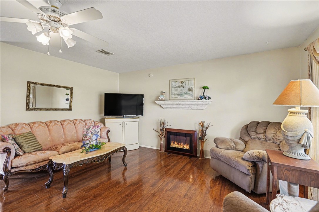 748 Cranbrook Avenue NE