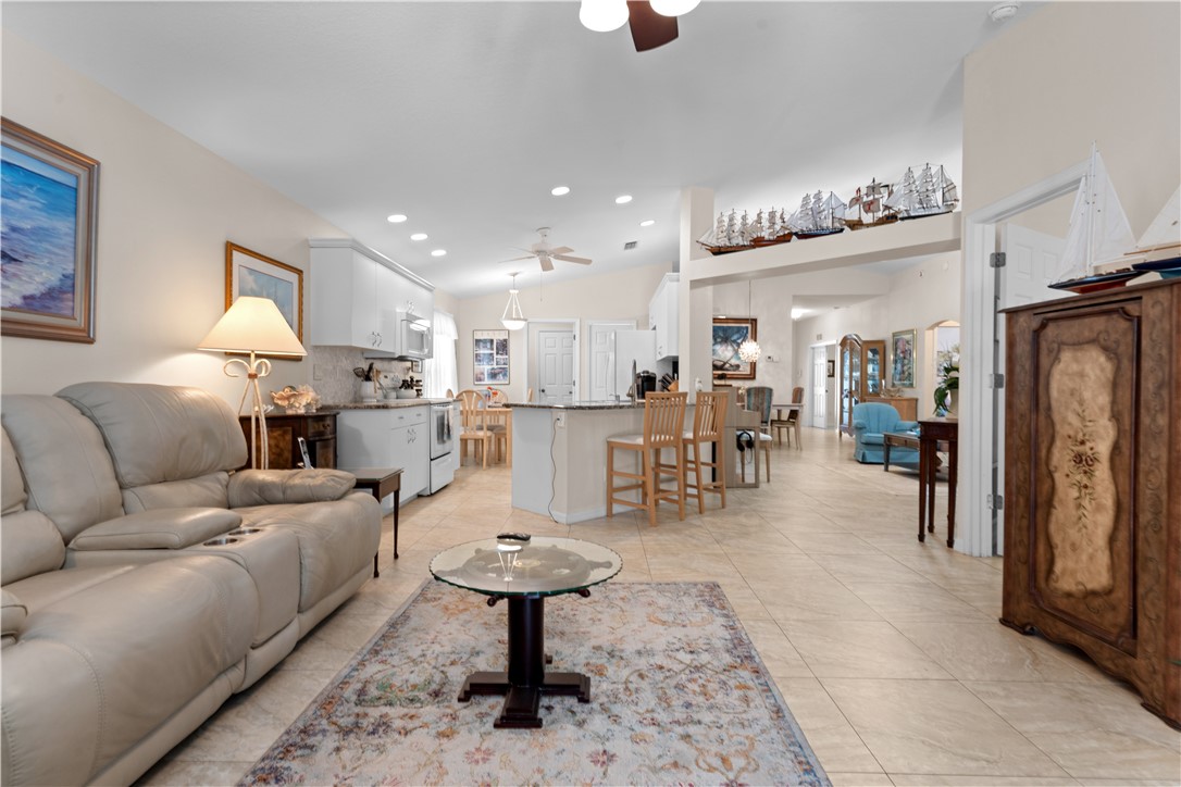 1089 W 13th Square