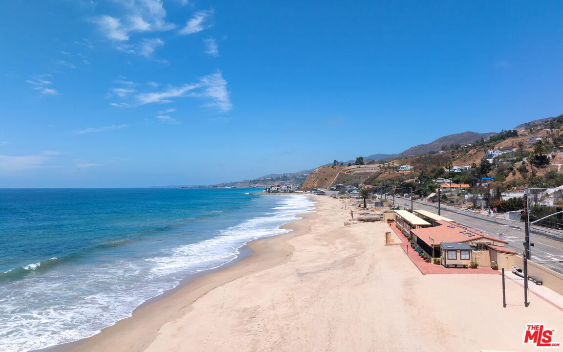 21400 Rambla Vista