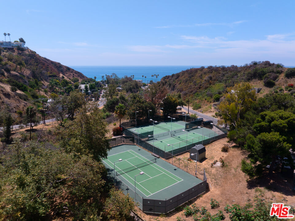 21400 Rambla Vista
