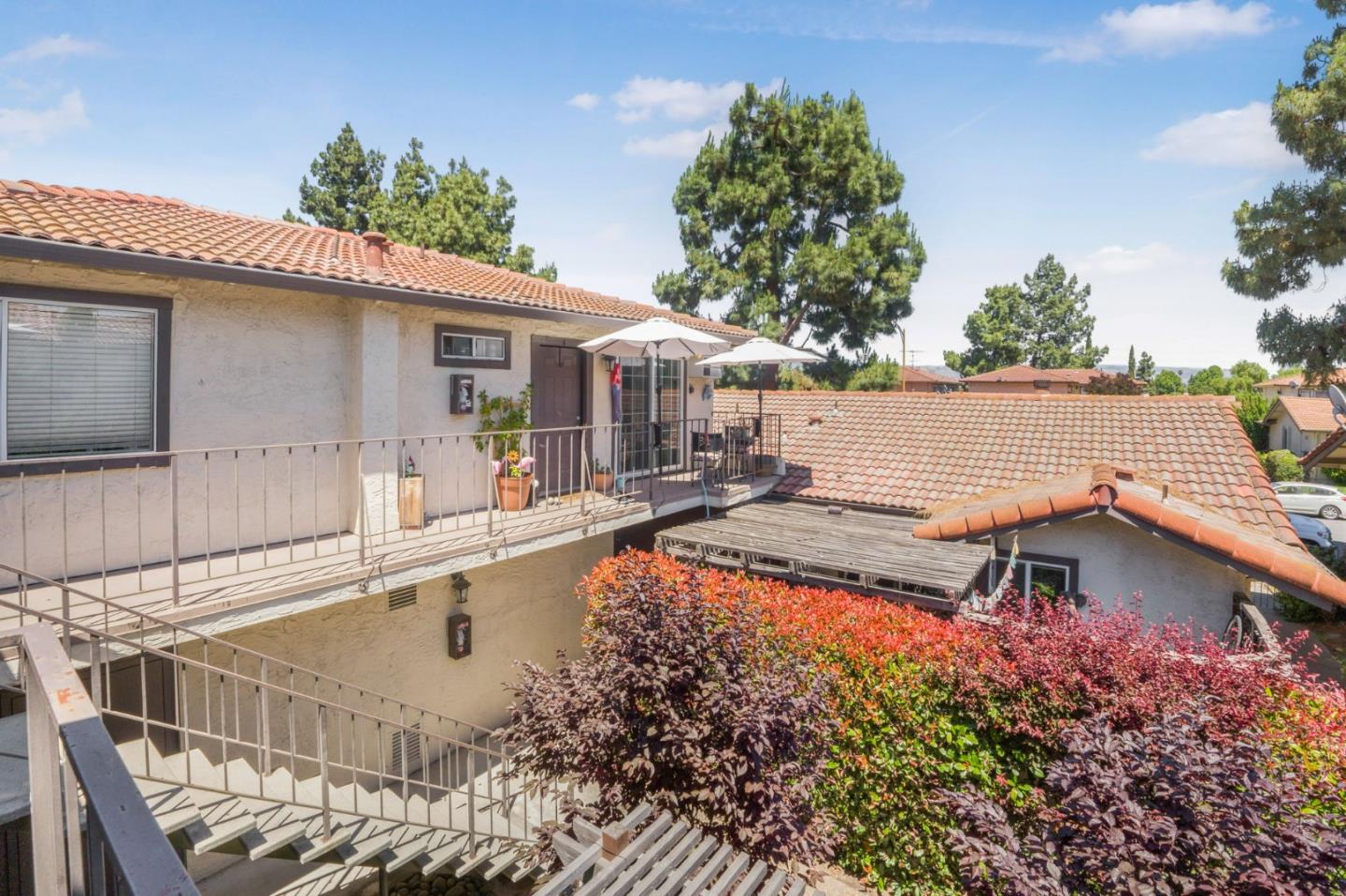 1519 Moorpark AVE