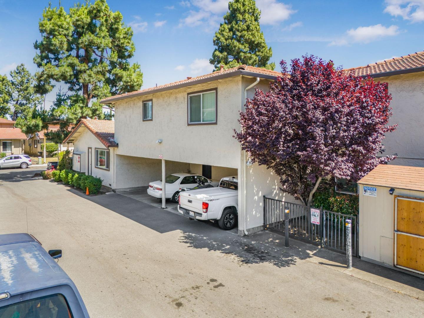 1519 Moorpark AVE