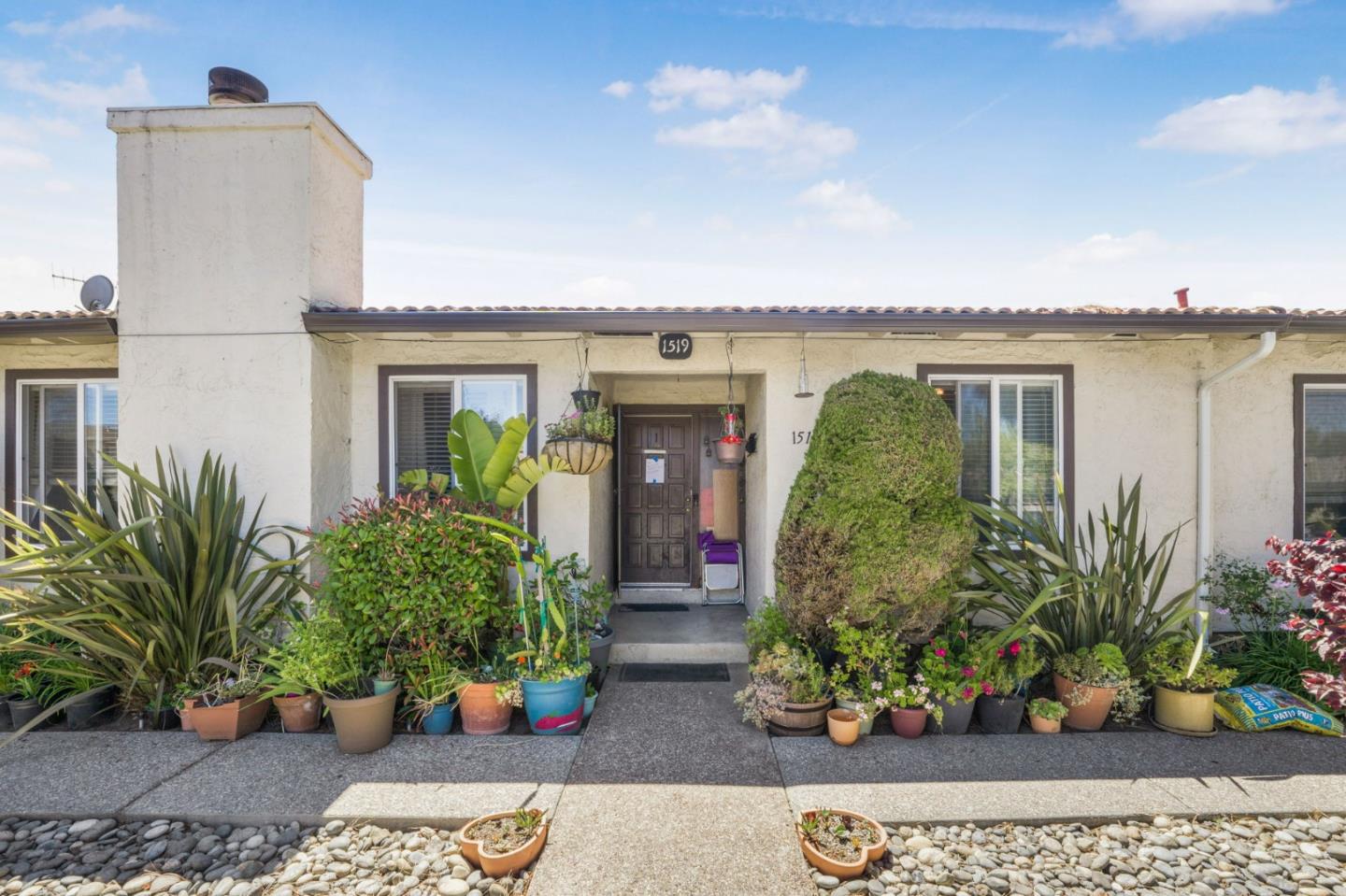 1519 Moorpark AVE
