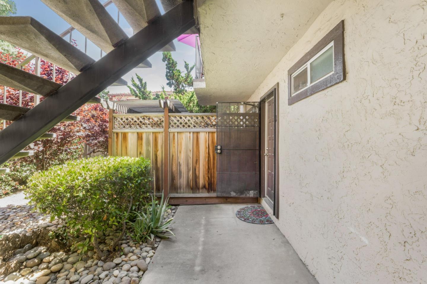1519 Moorpark AVE