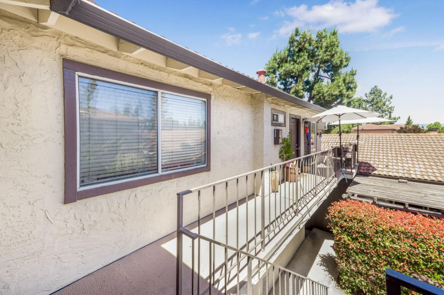 1519 Moorpark AVE