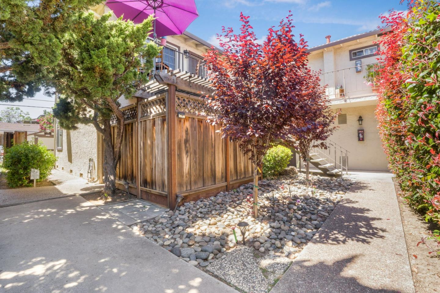 1519 Moorpark AVE