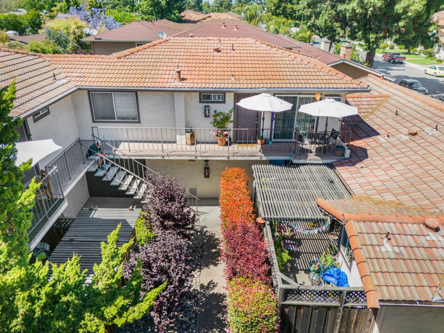 1519 Moorpark AVE