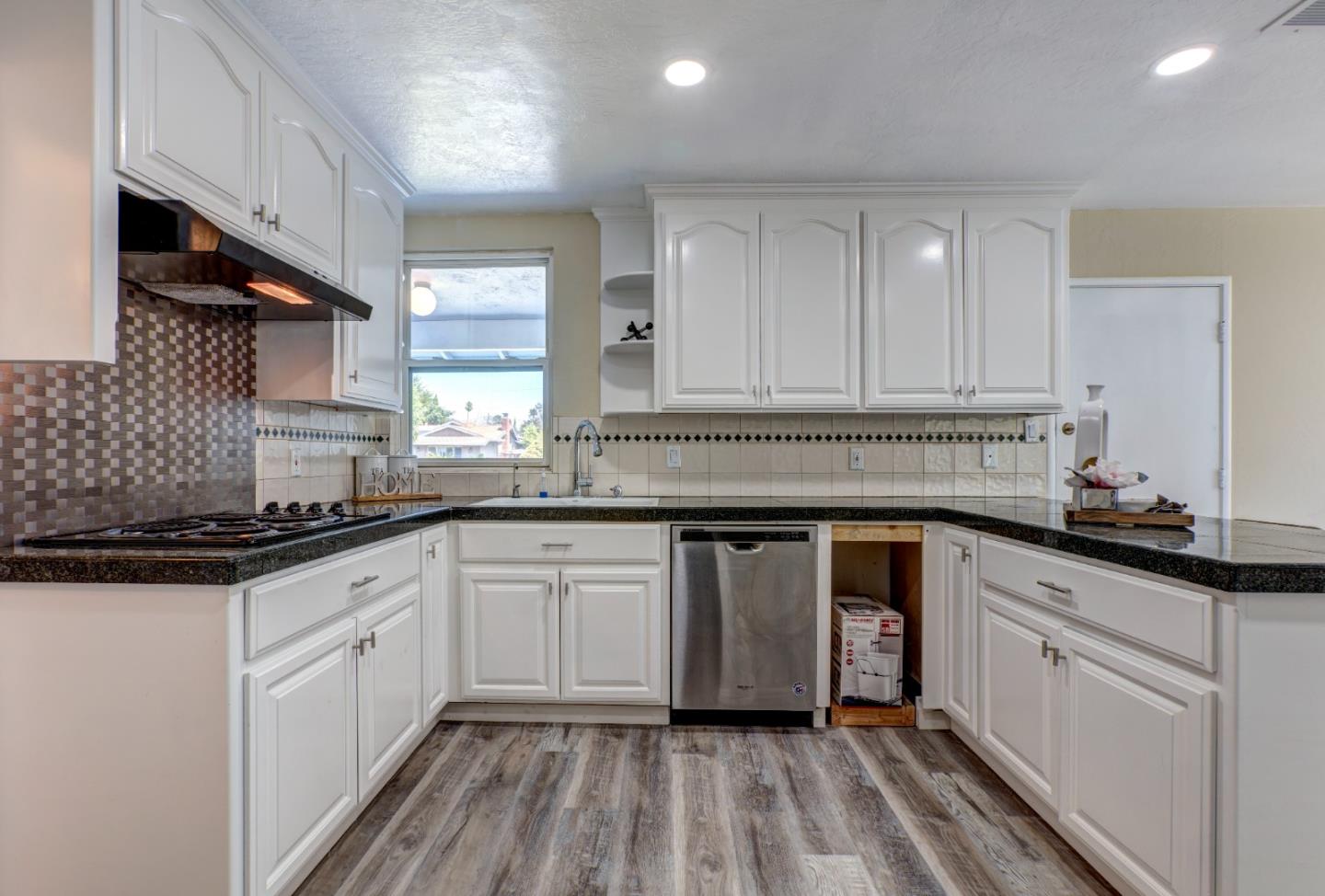476 Chinook LN