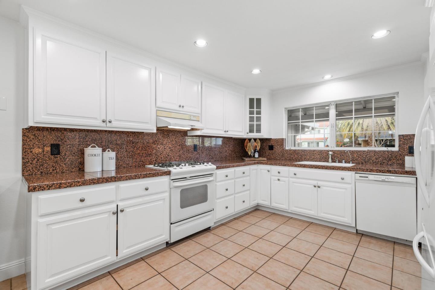 900 Plymouth DR
