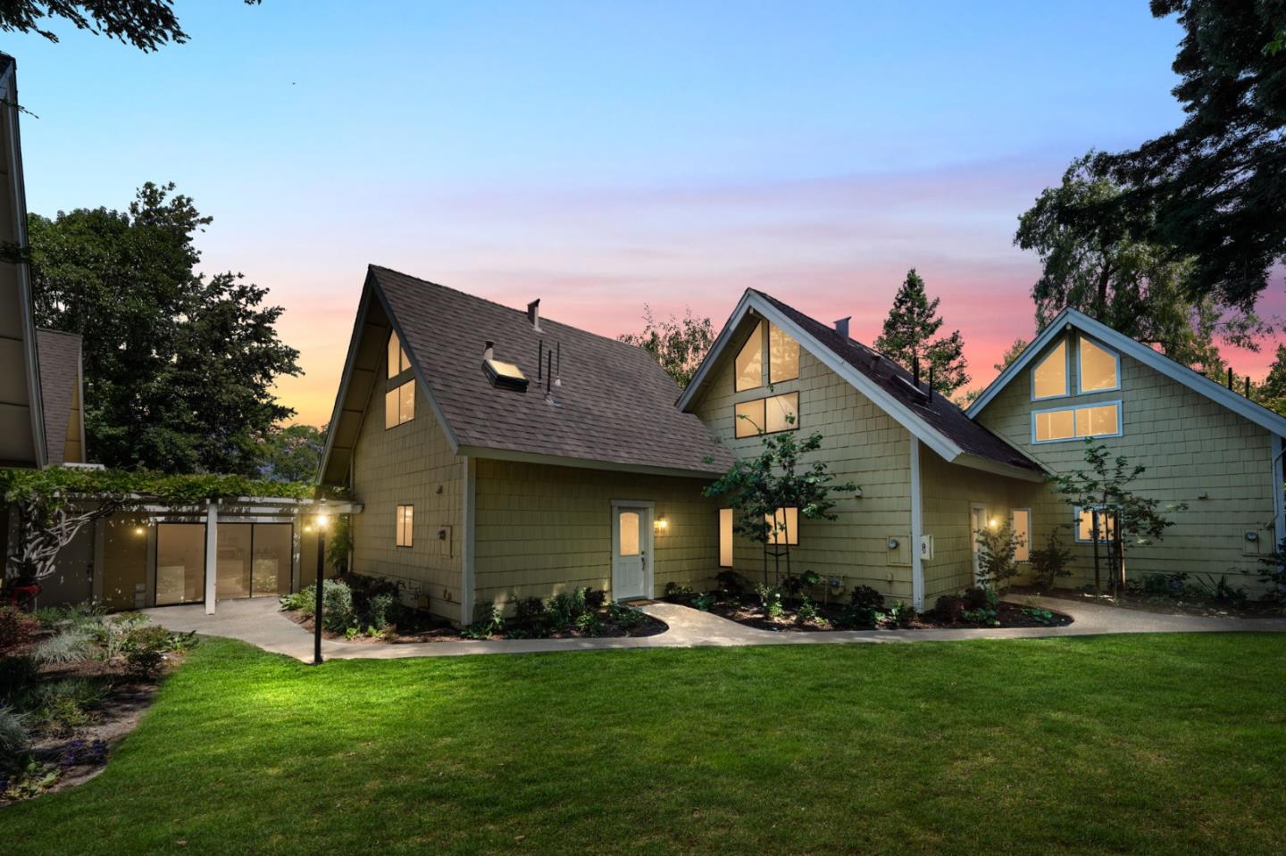 2518 W Middlefield RD