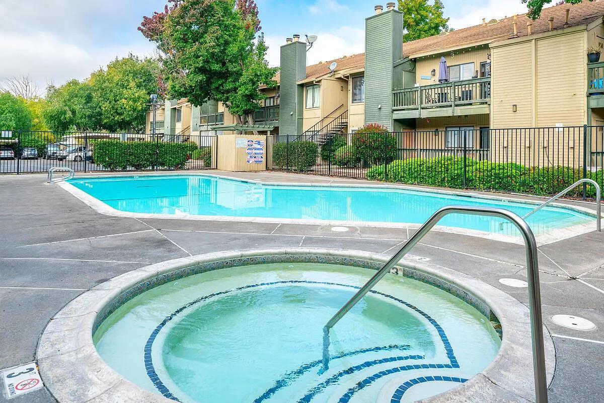 3939 Madison Avenue 233