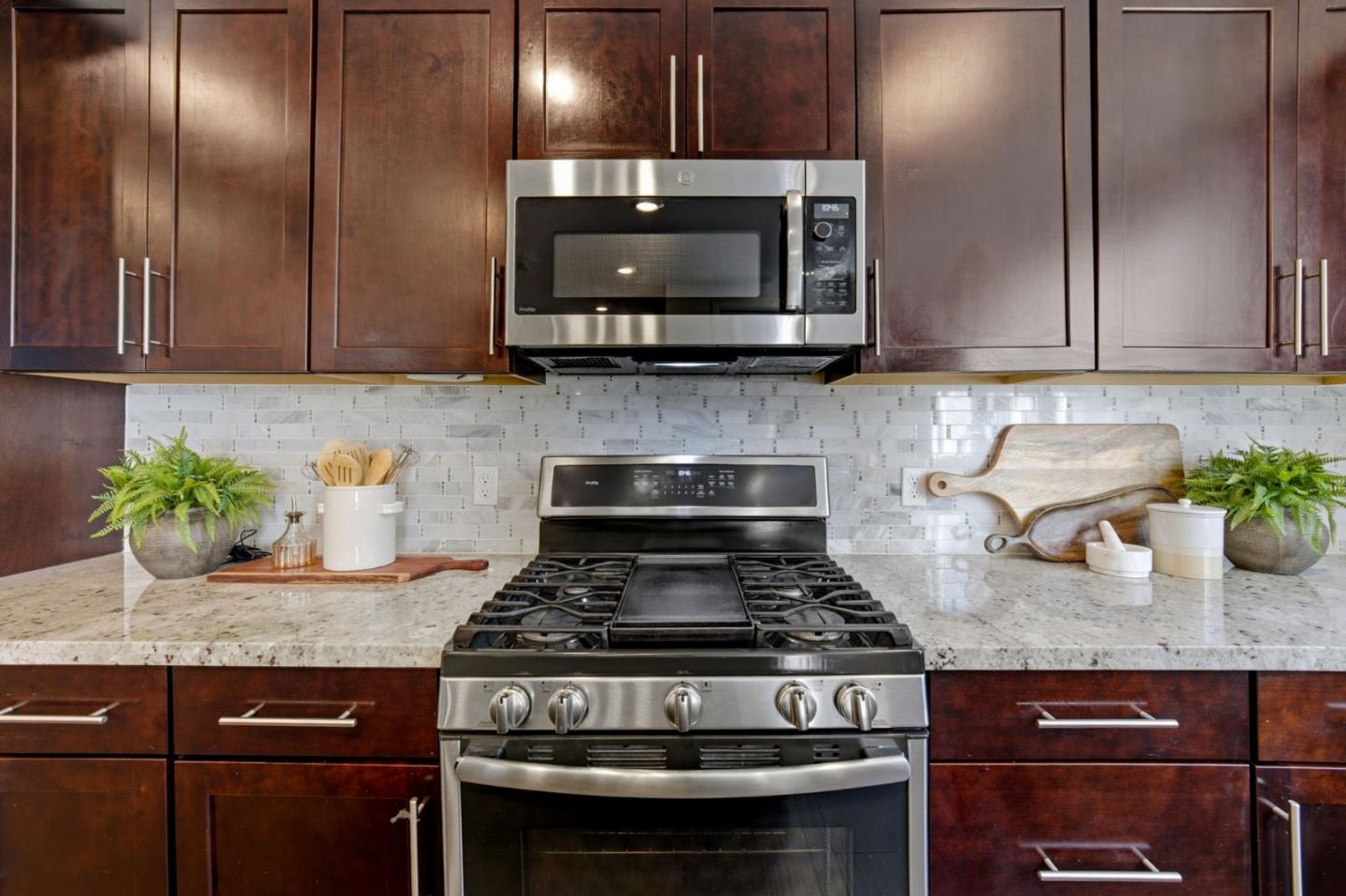 1690 Delano Street 22