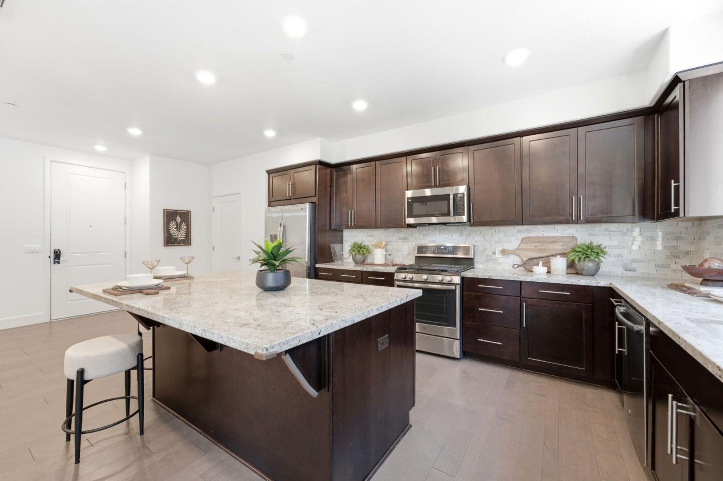 1690 Delano Street 22