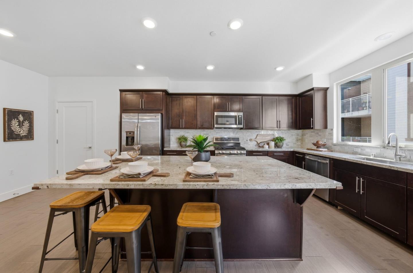 1690 Delano Street 22