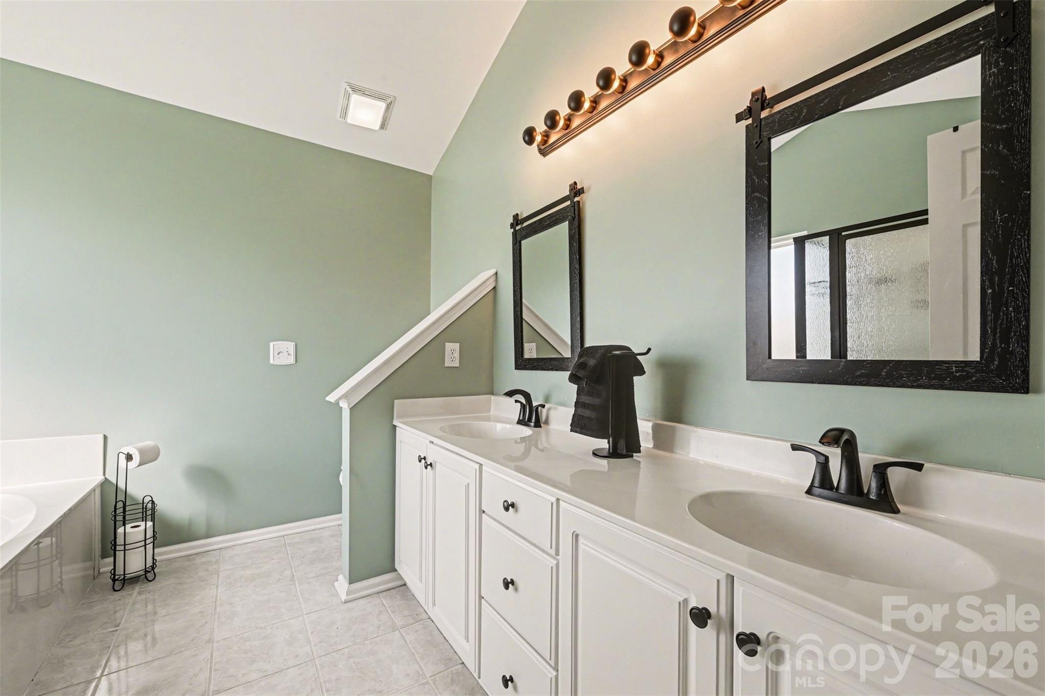 586 Gatsby Place NW