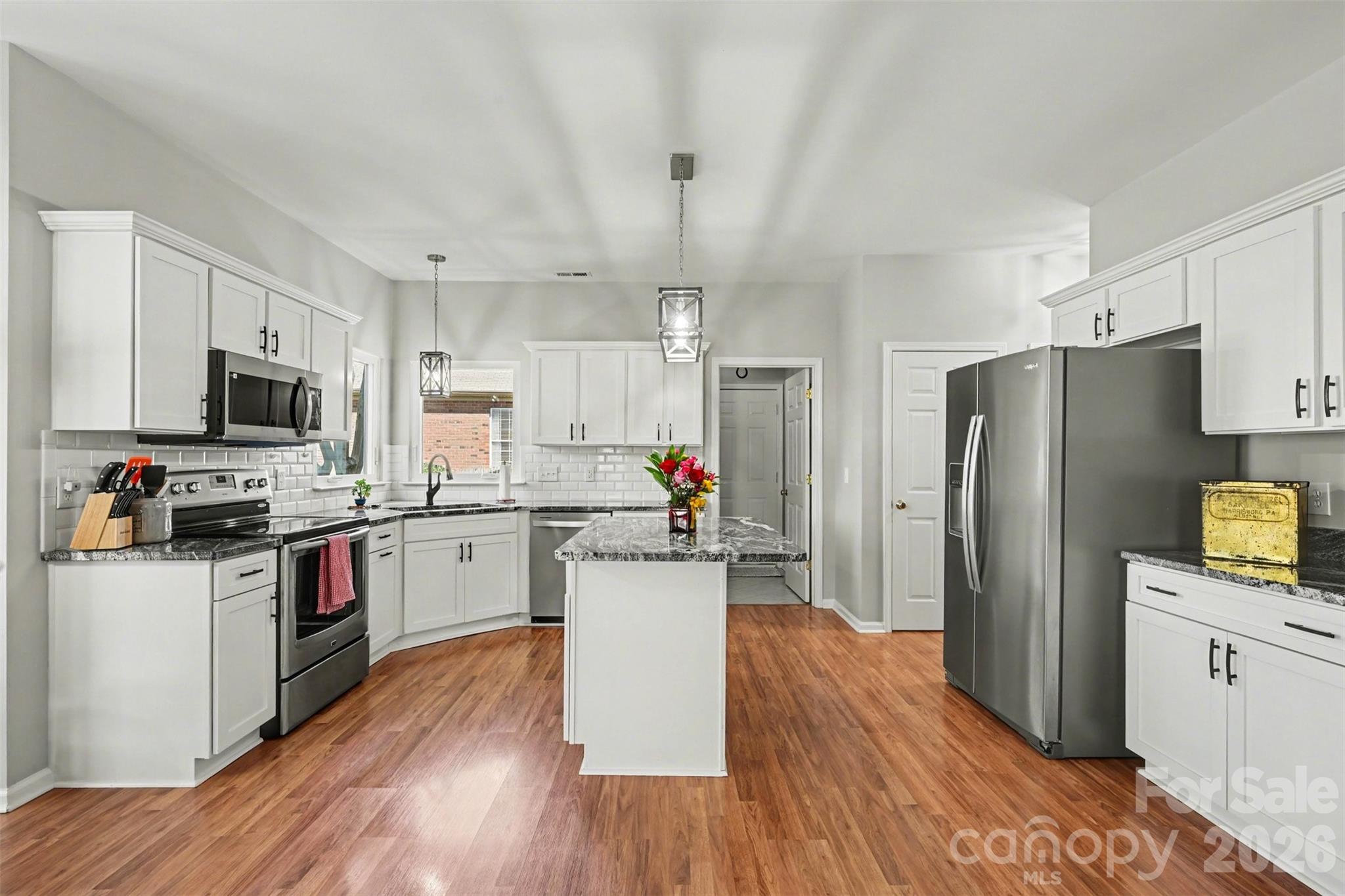 586 Gatsby Place NW