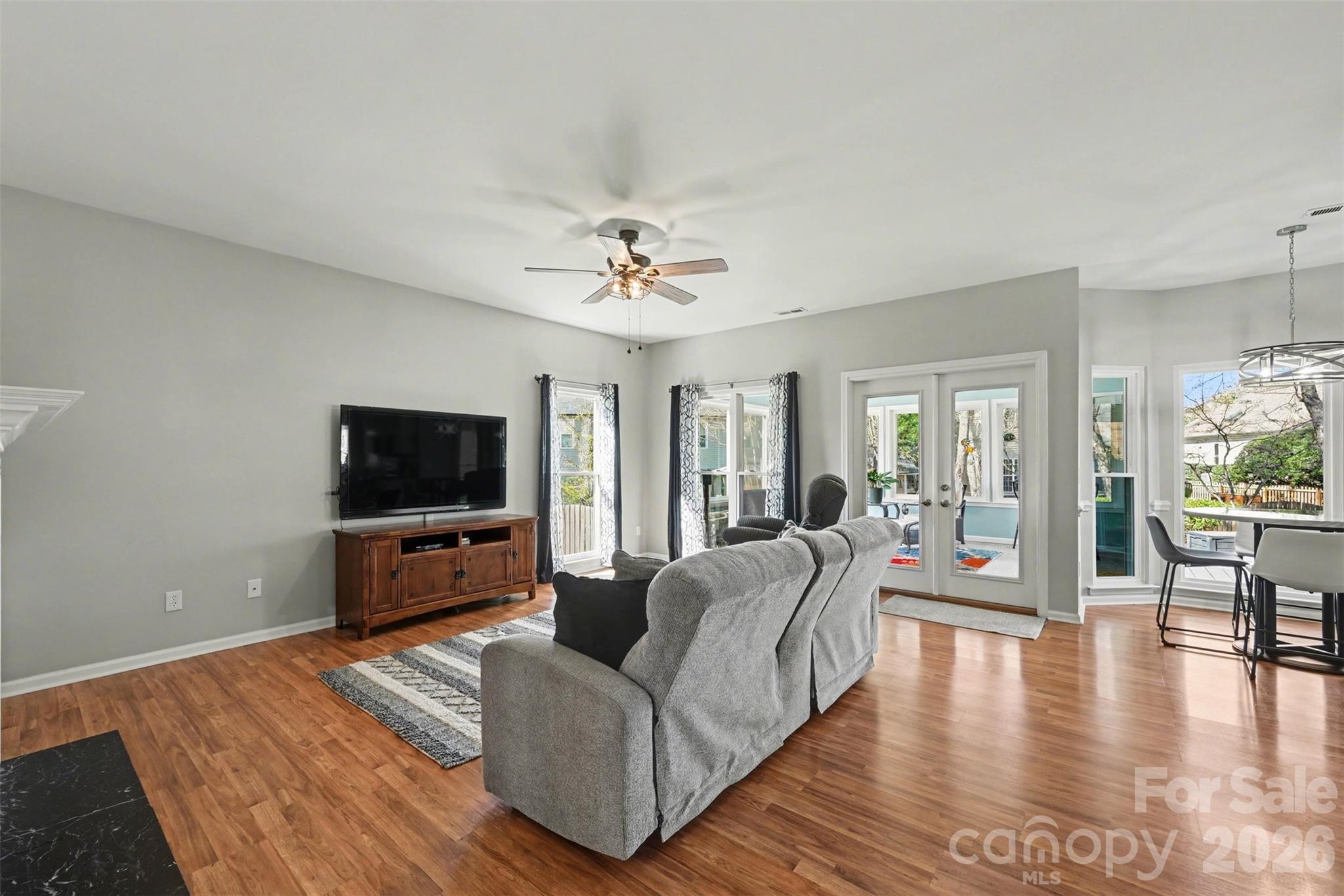 586 Gatsby Place NW