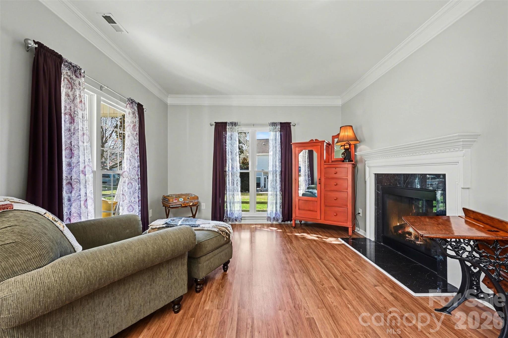 586 Gatsby Place NW
