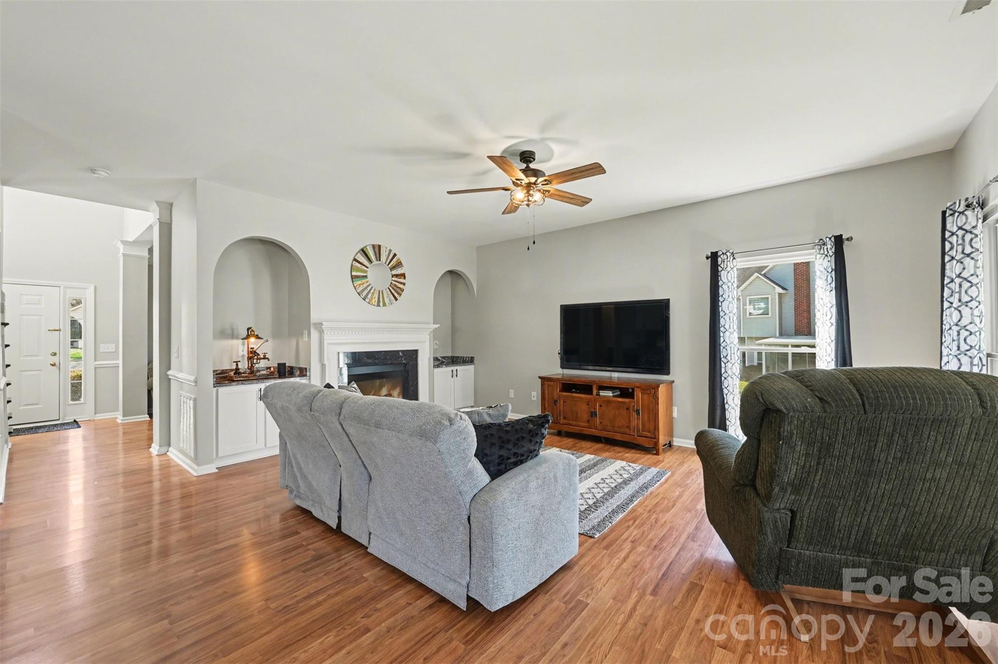 586 Gatsby Place NW