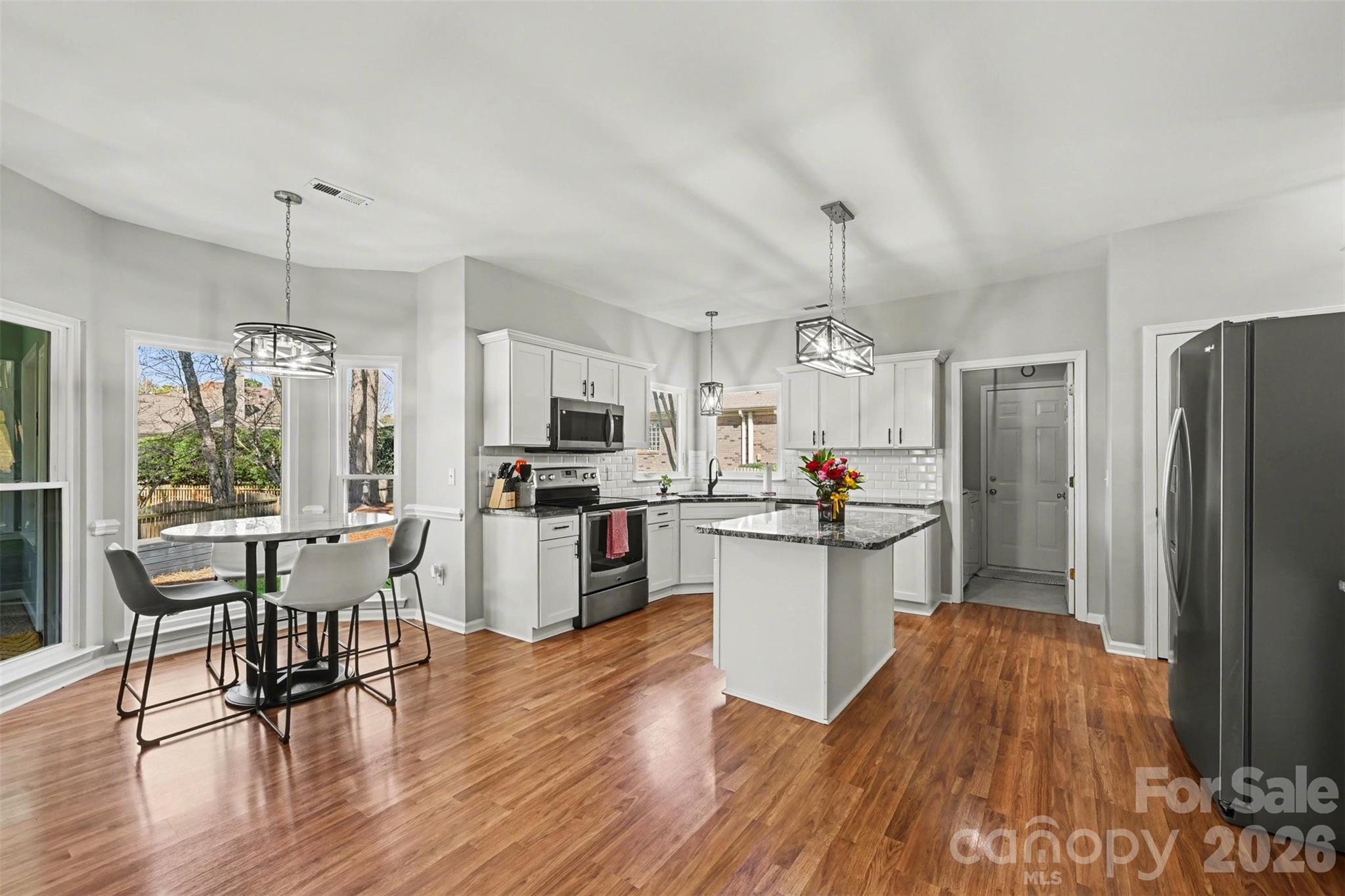 586 Gatsby Place NW