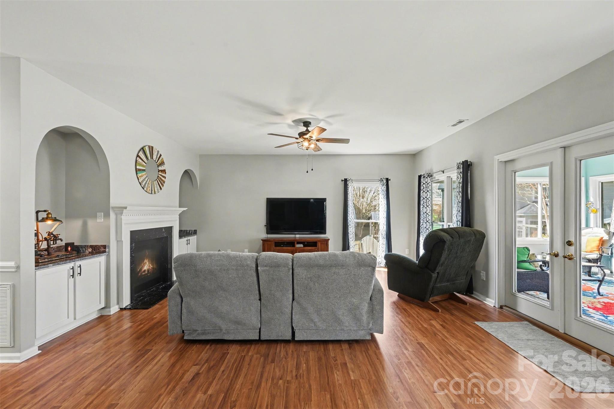 586 Gatsby Place NW