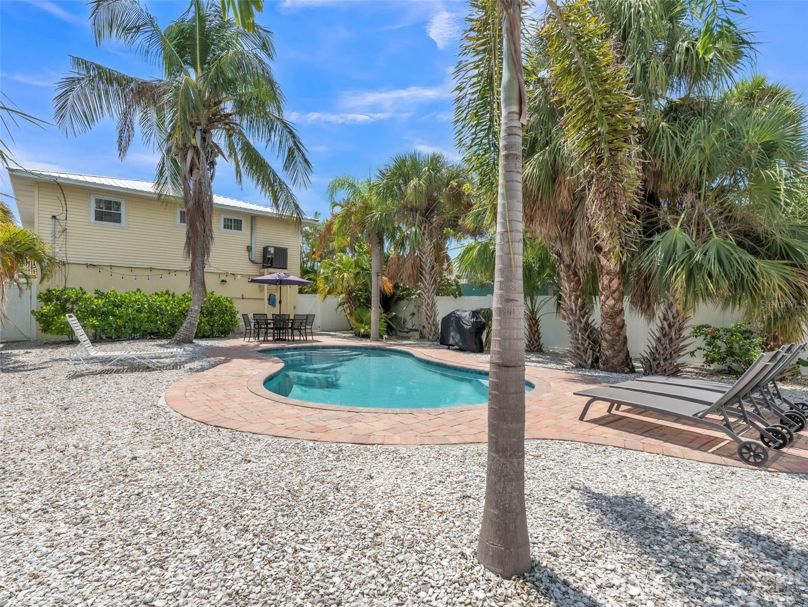 212 MAGNOLIA AVE