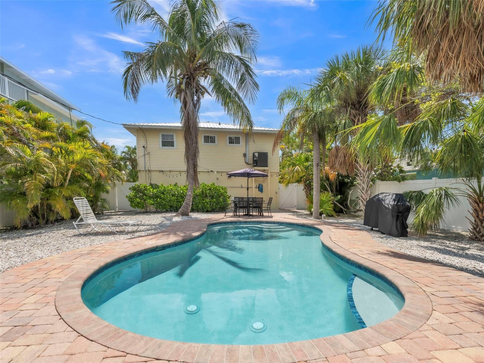 212 MAGNOLIA AVE