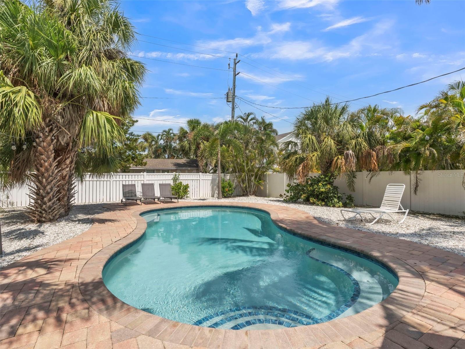 212 MAGNOLIA AVE