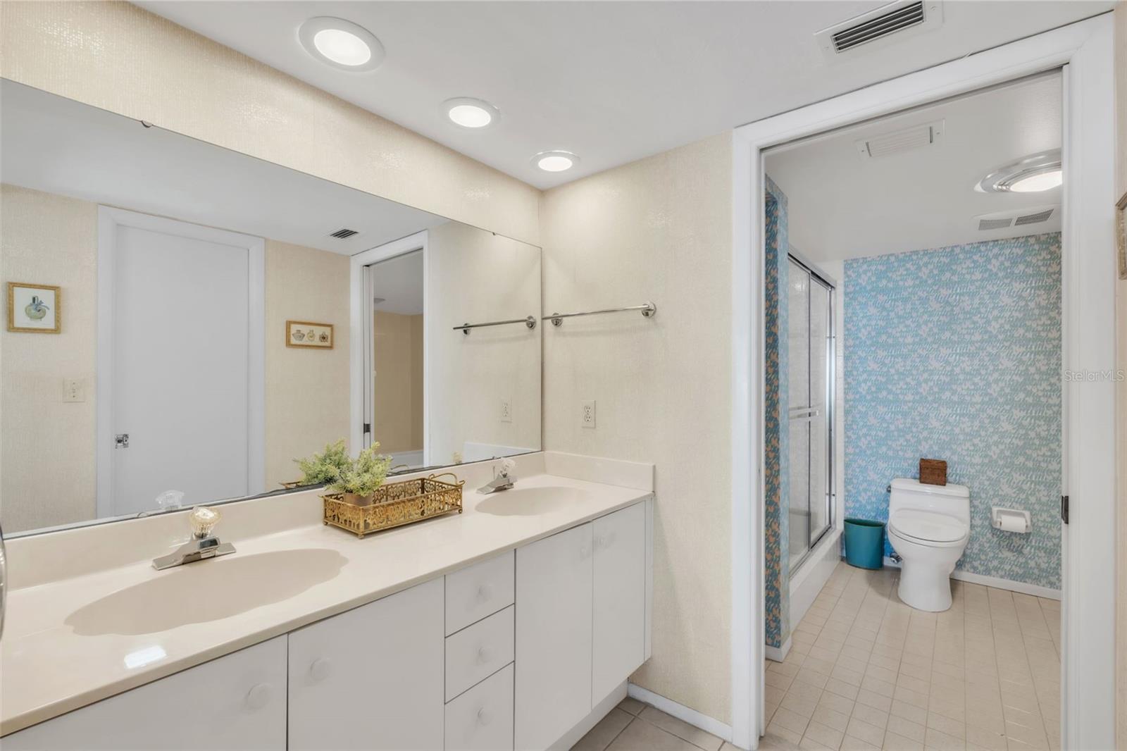 5635 GULF OF MEXICO DR #202