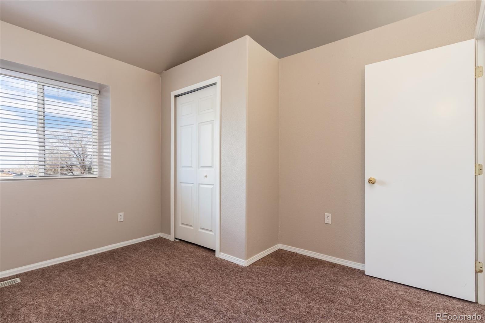 138 E Hahns Peak Avenue