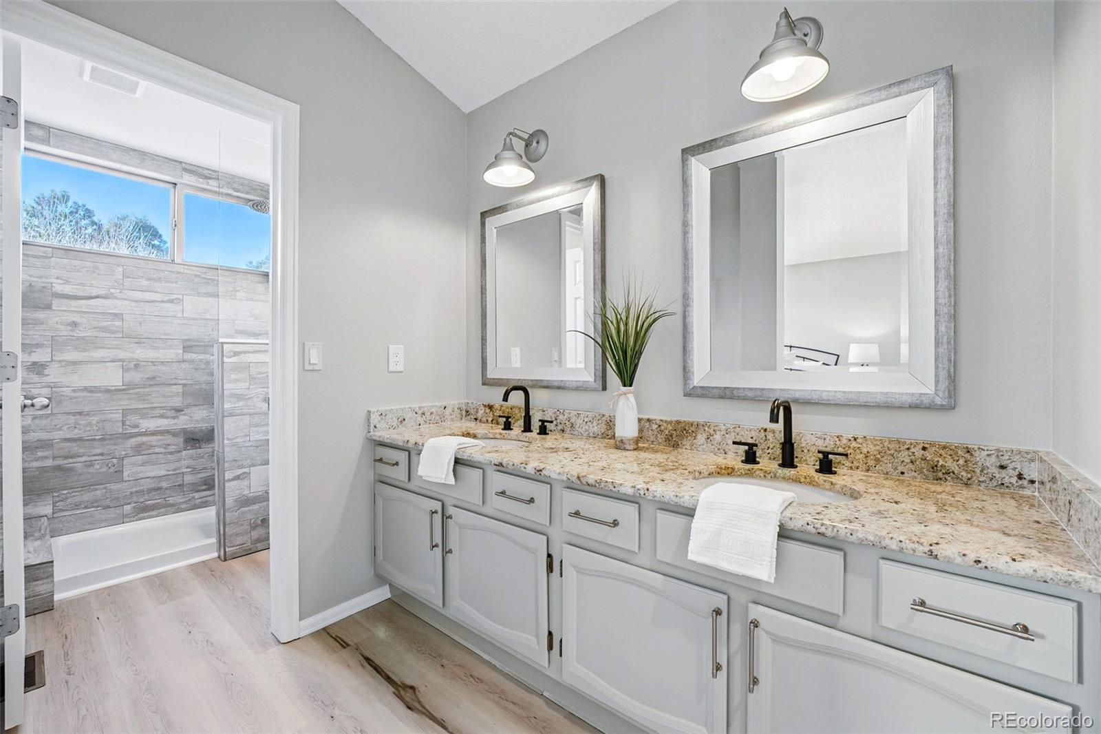 2192 E Phillips Lane