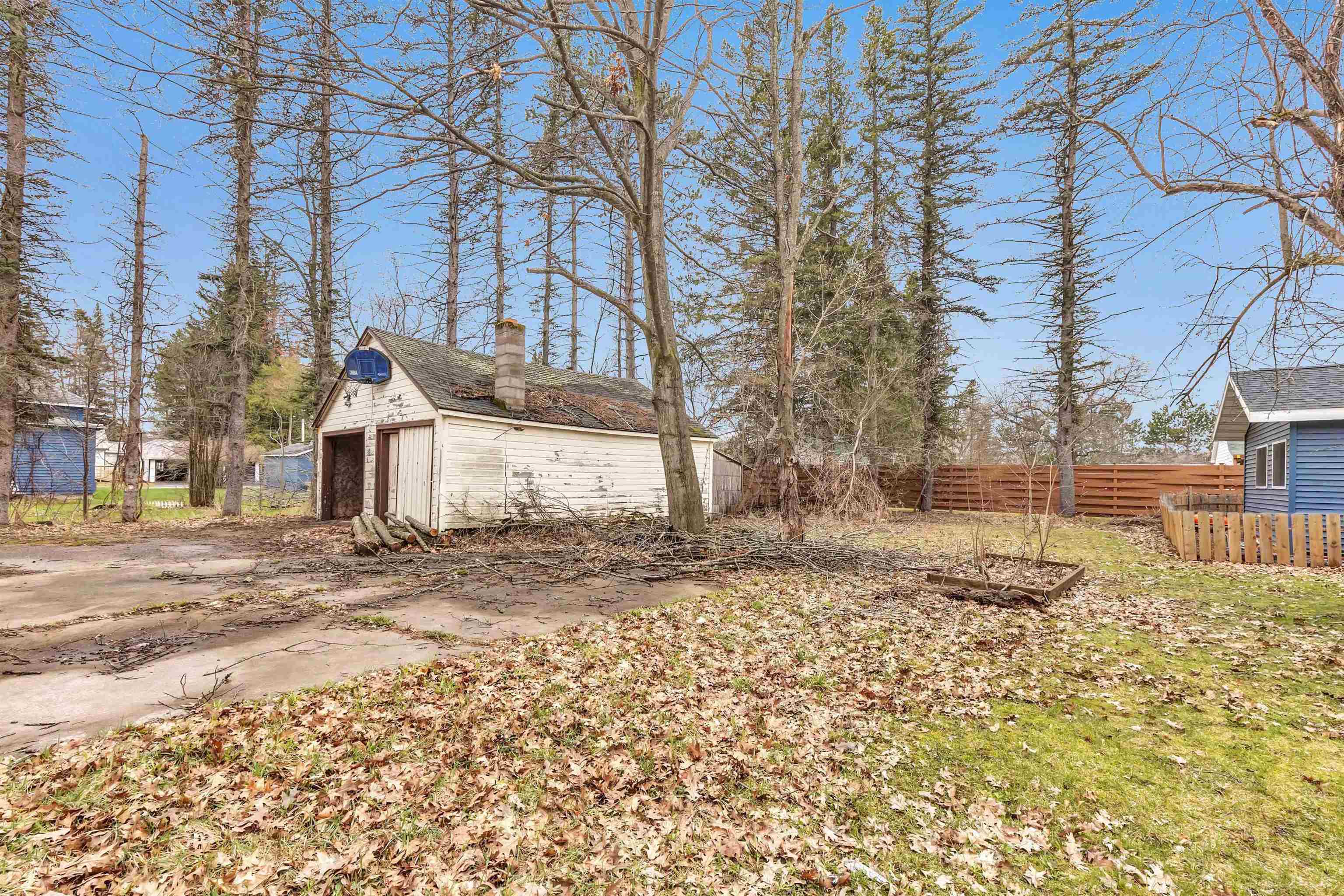 105 N METONGA Avenue