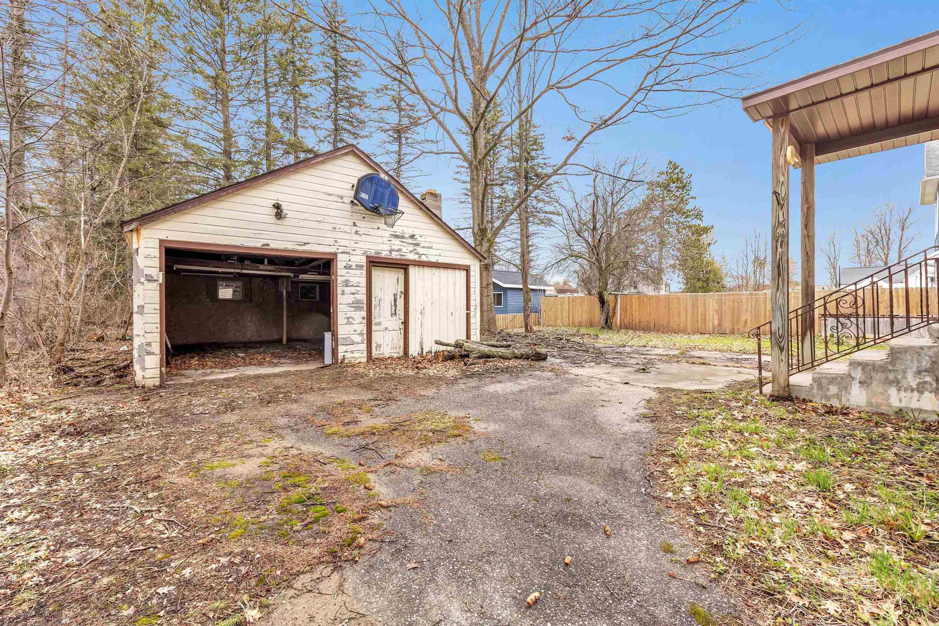 105 N METONGA Avenue