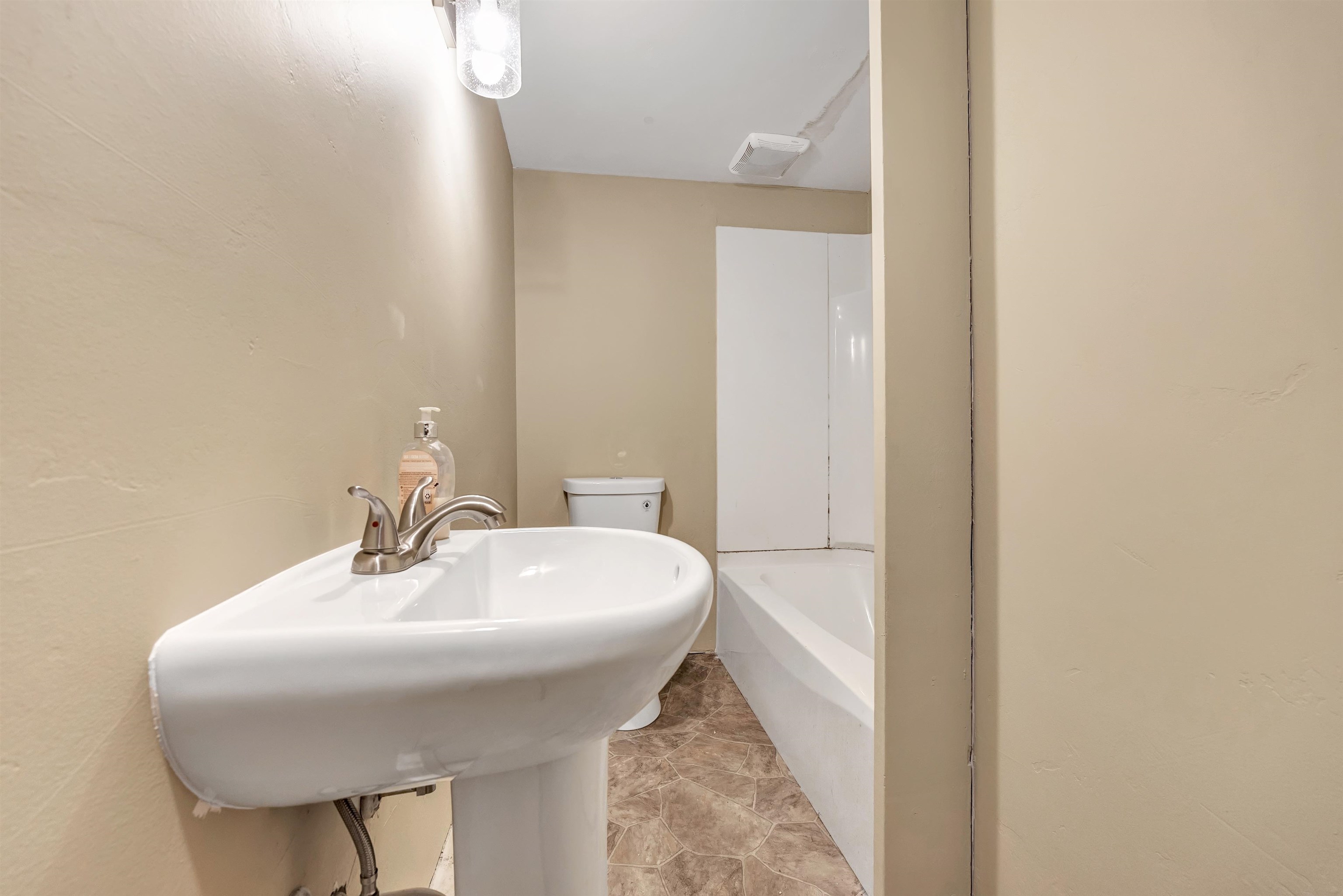 105 N METONGA Avenue