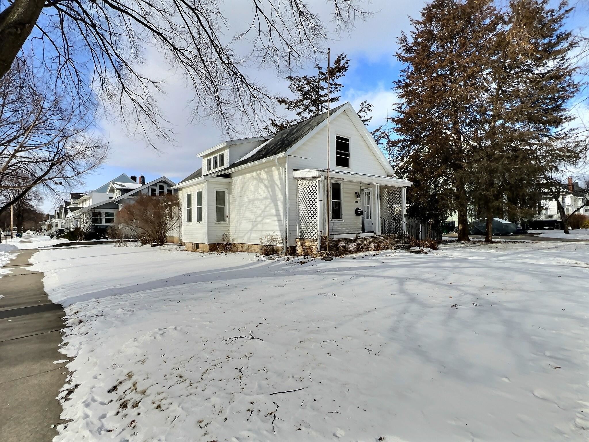 203 N OAKLAND Avenue