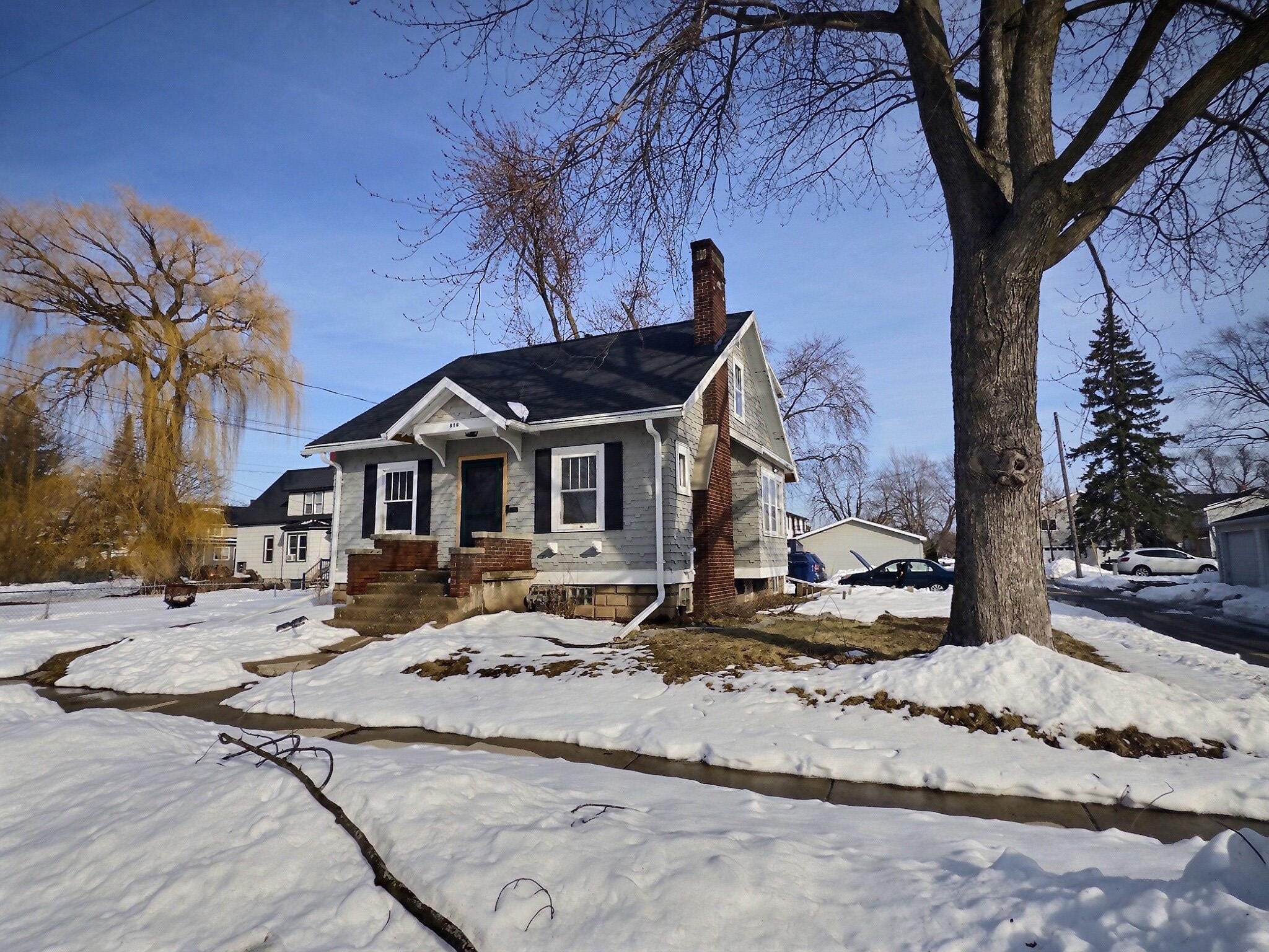 818 N VAN BUREN Street