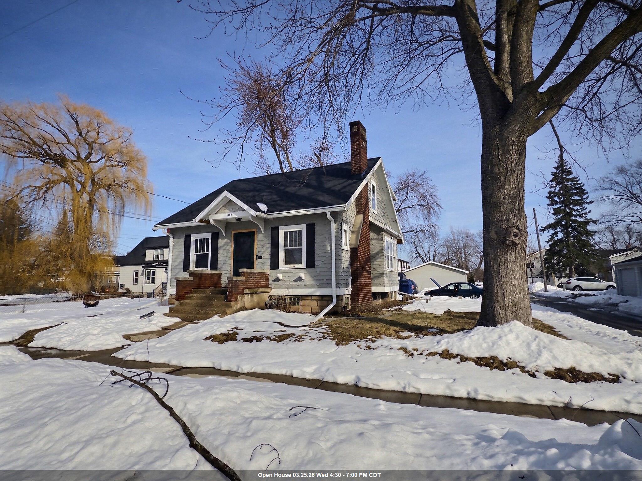 818 N VAN BUREN Street