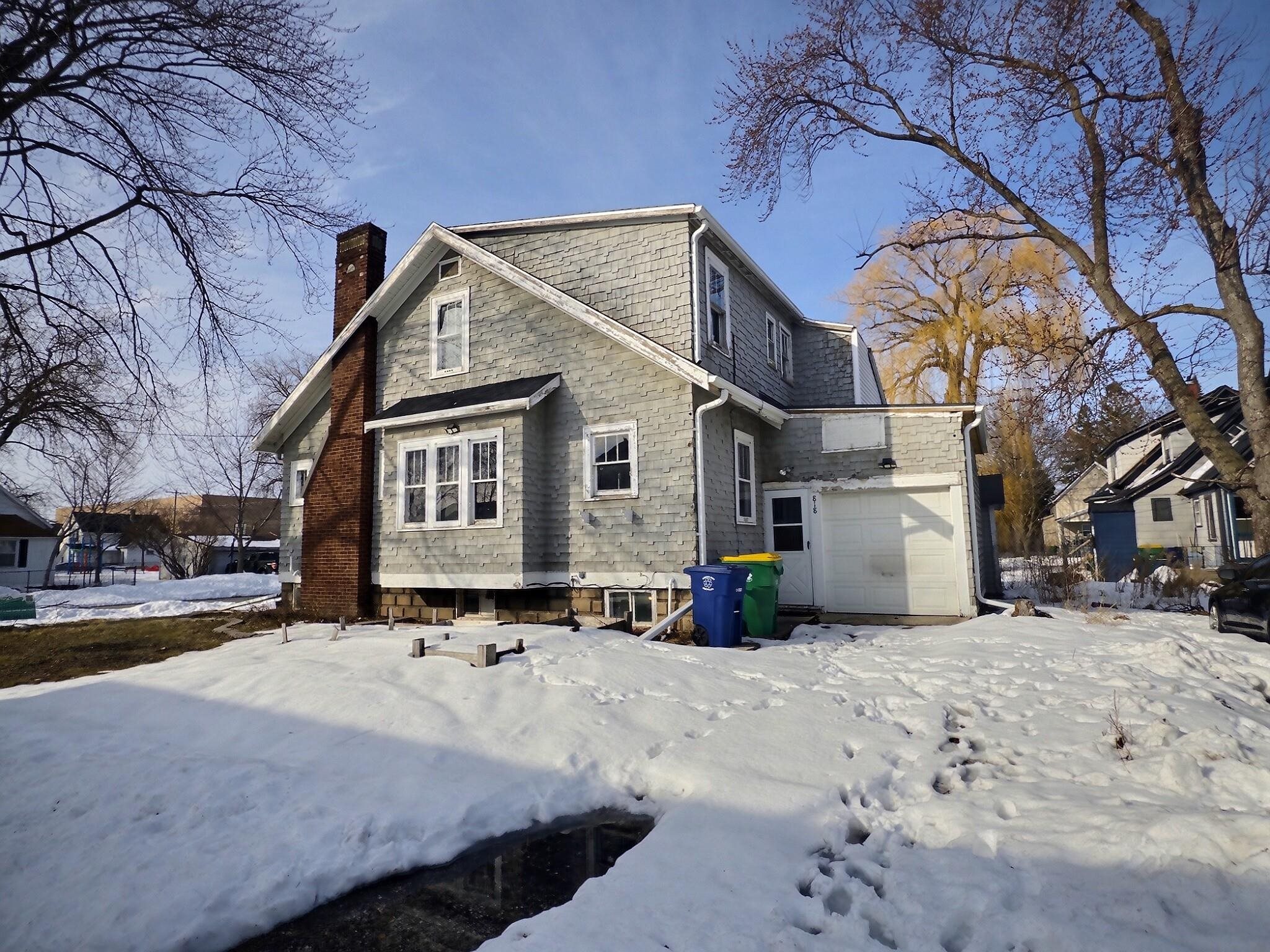 818 N VAN BUREN Street