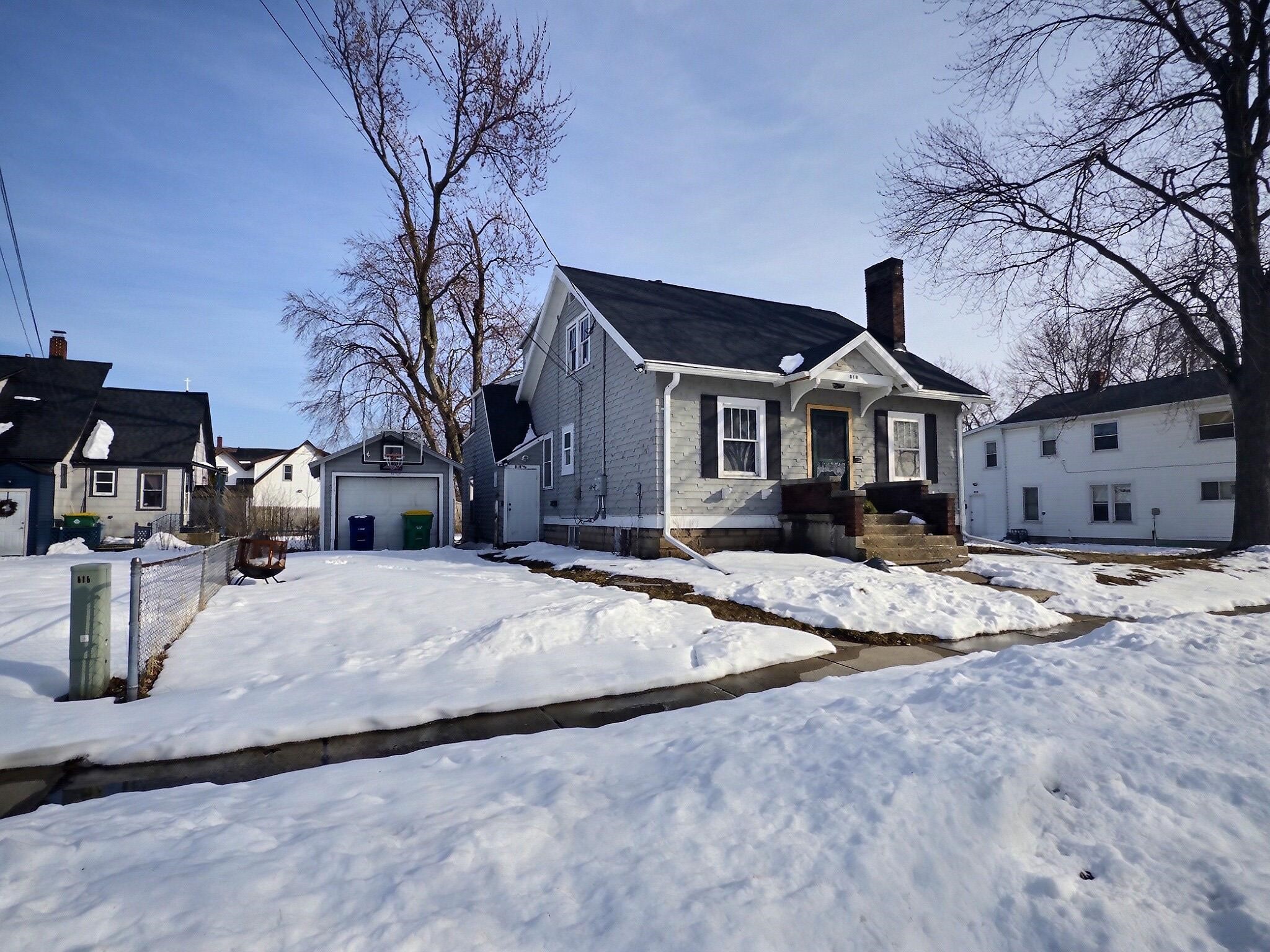 818 N VAN BUREN Street