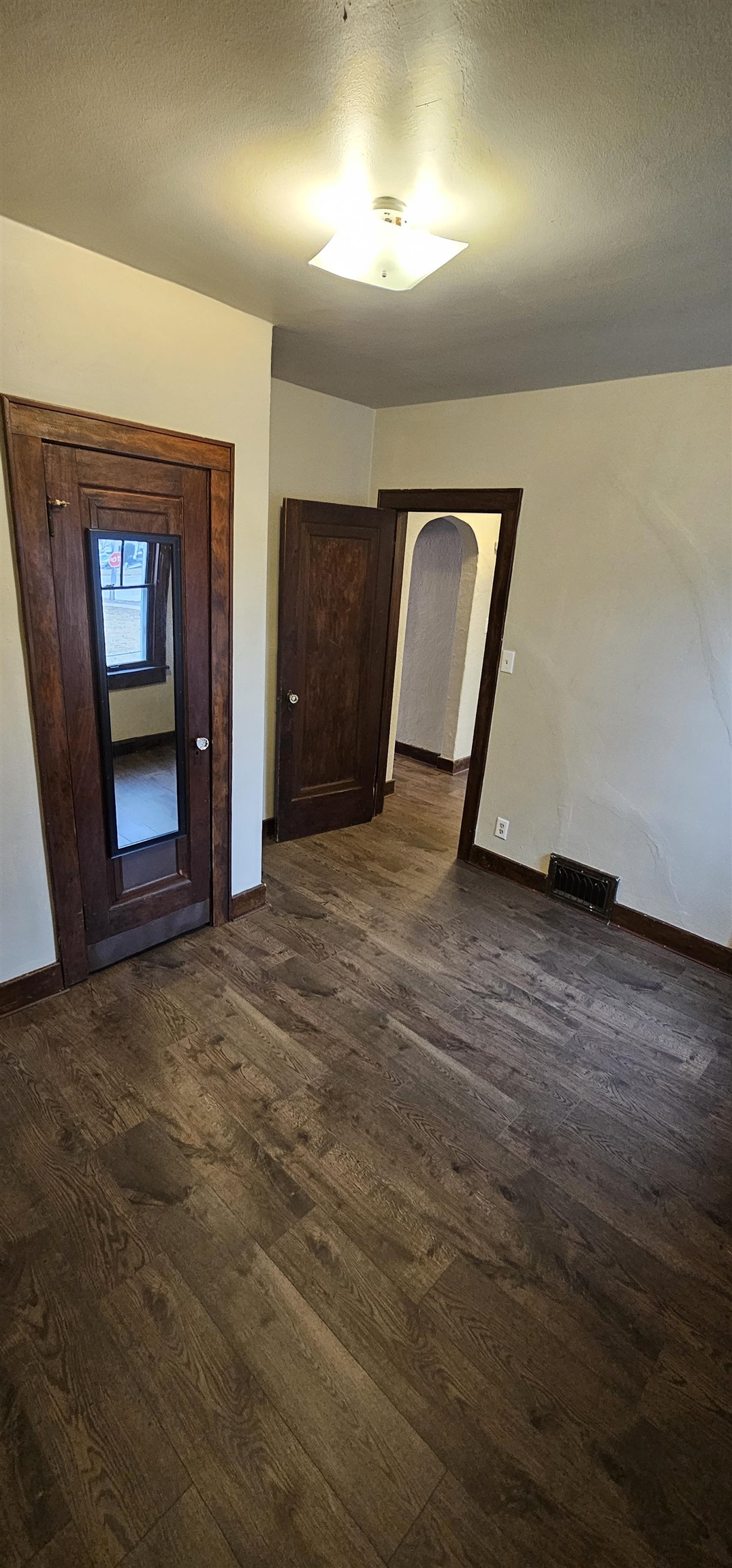 818 N VAN BUREN Street