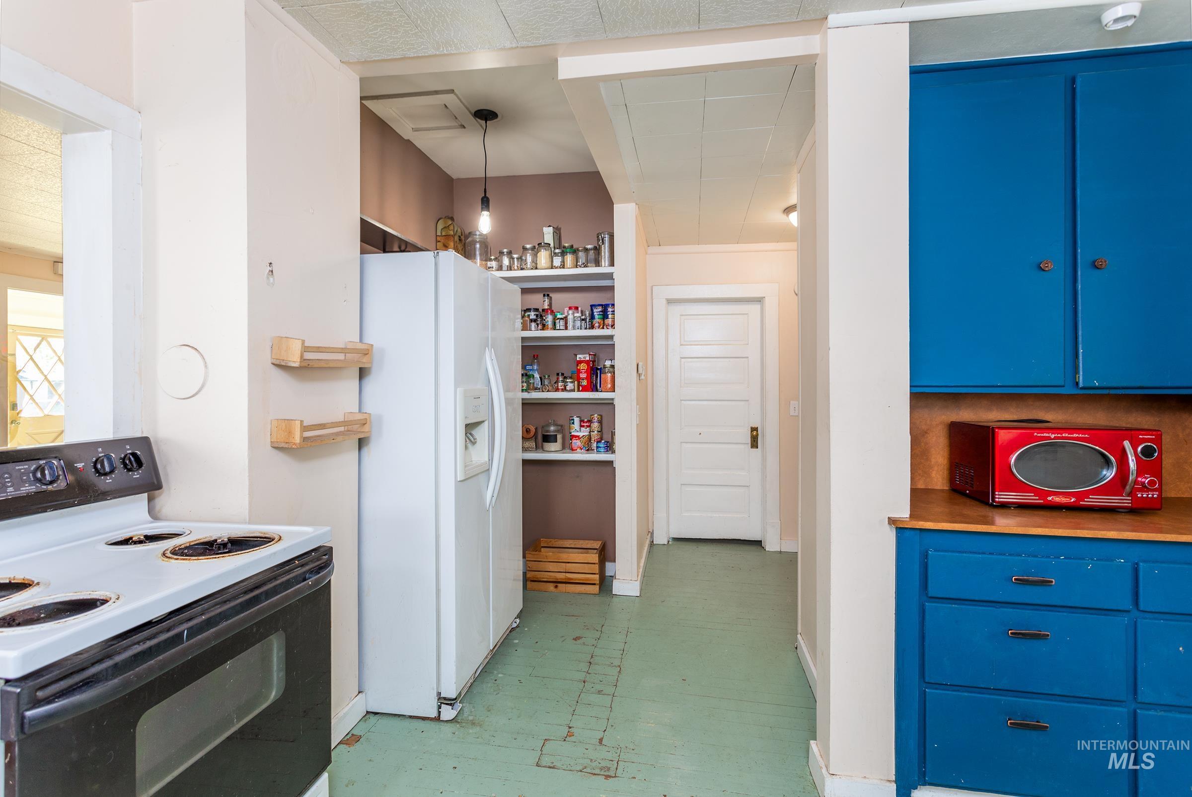 7014 W Petrie