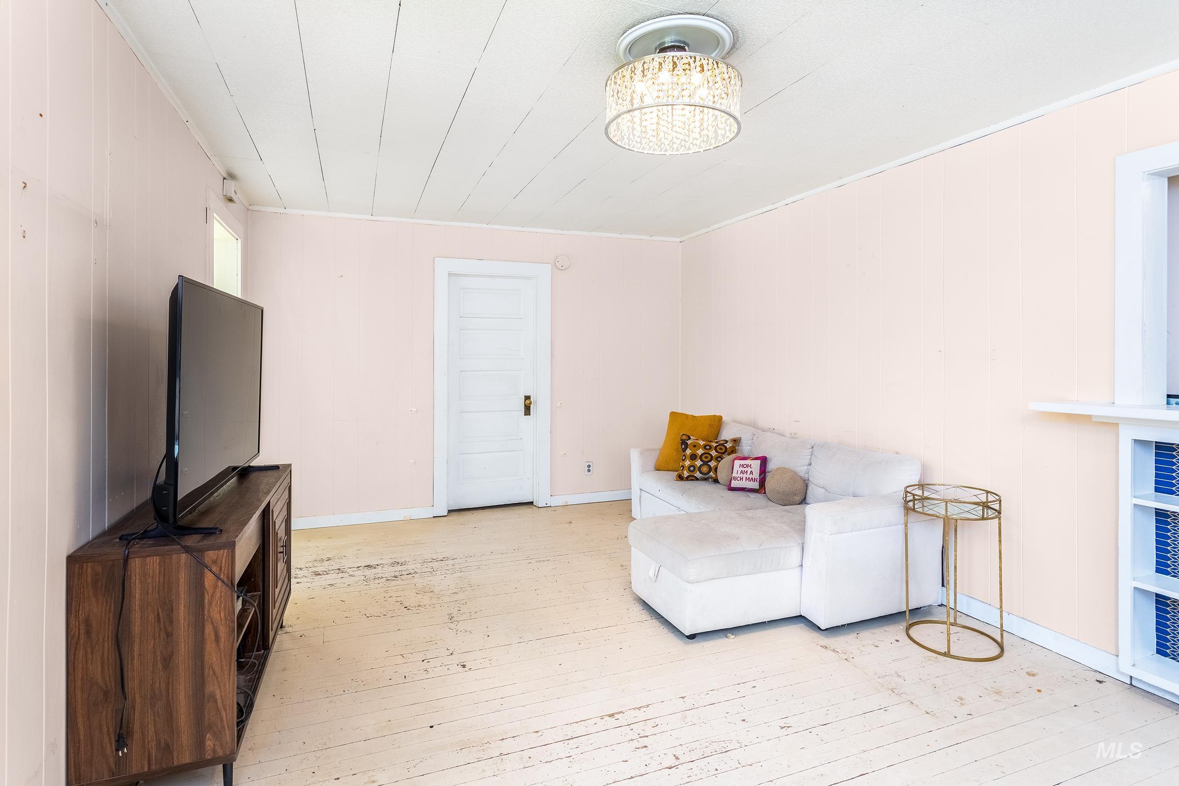 7014 W Petrie