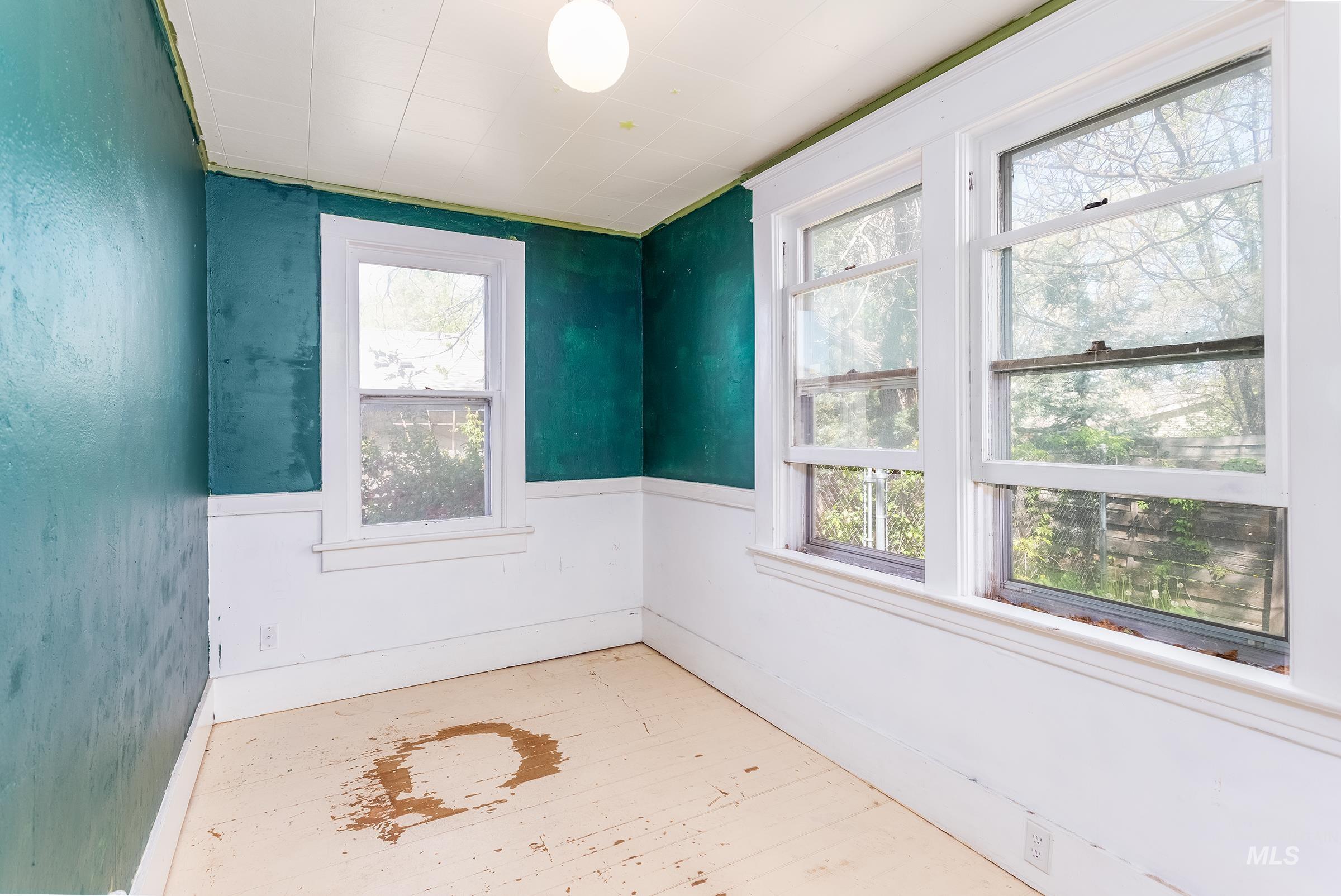 7014 W Petrie