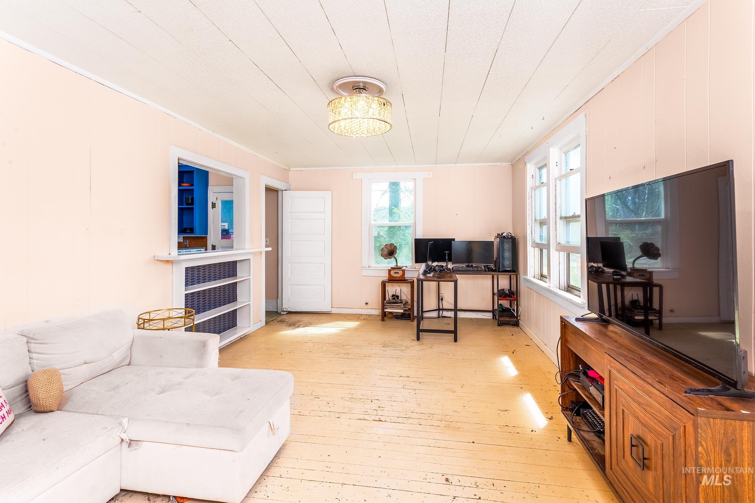 7014 W Petrie