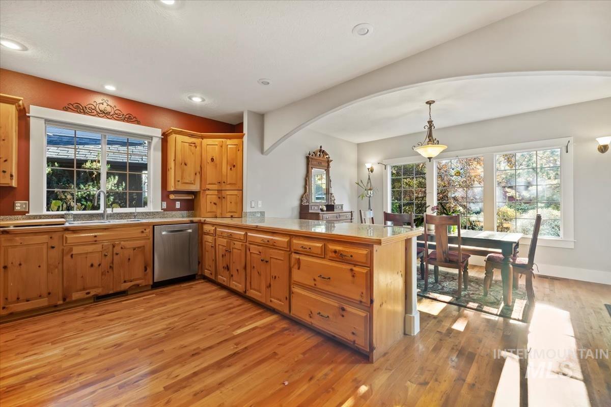 5613 W Farm Market Rd