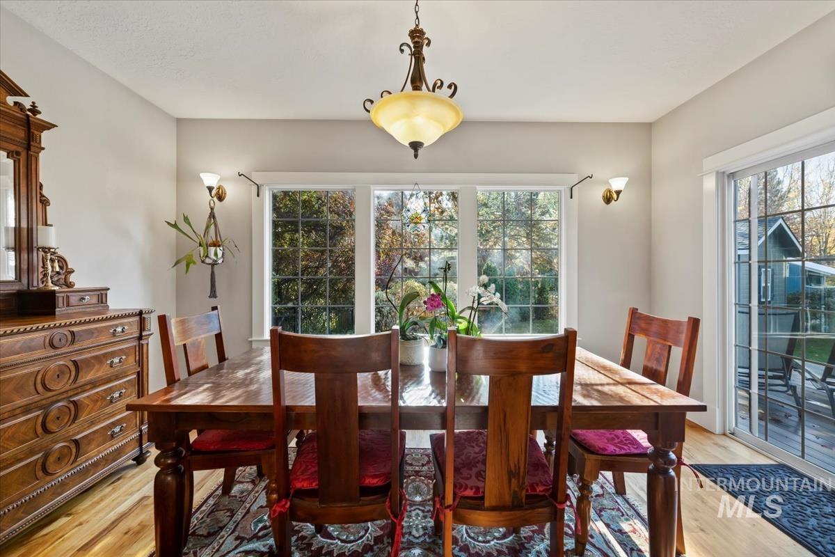 5613 W Farm Market Rd