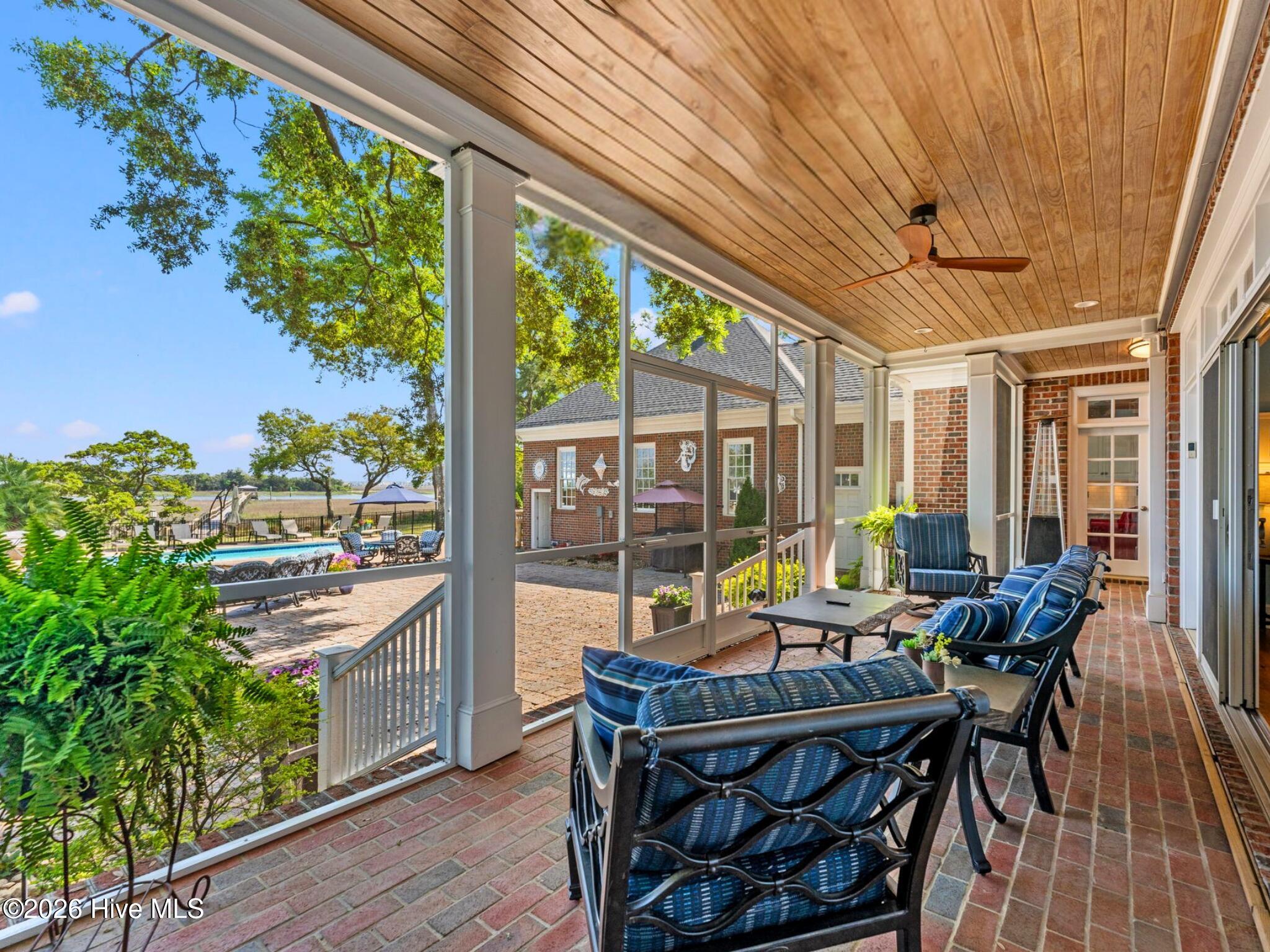 404 Shoreline Drive E