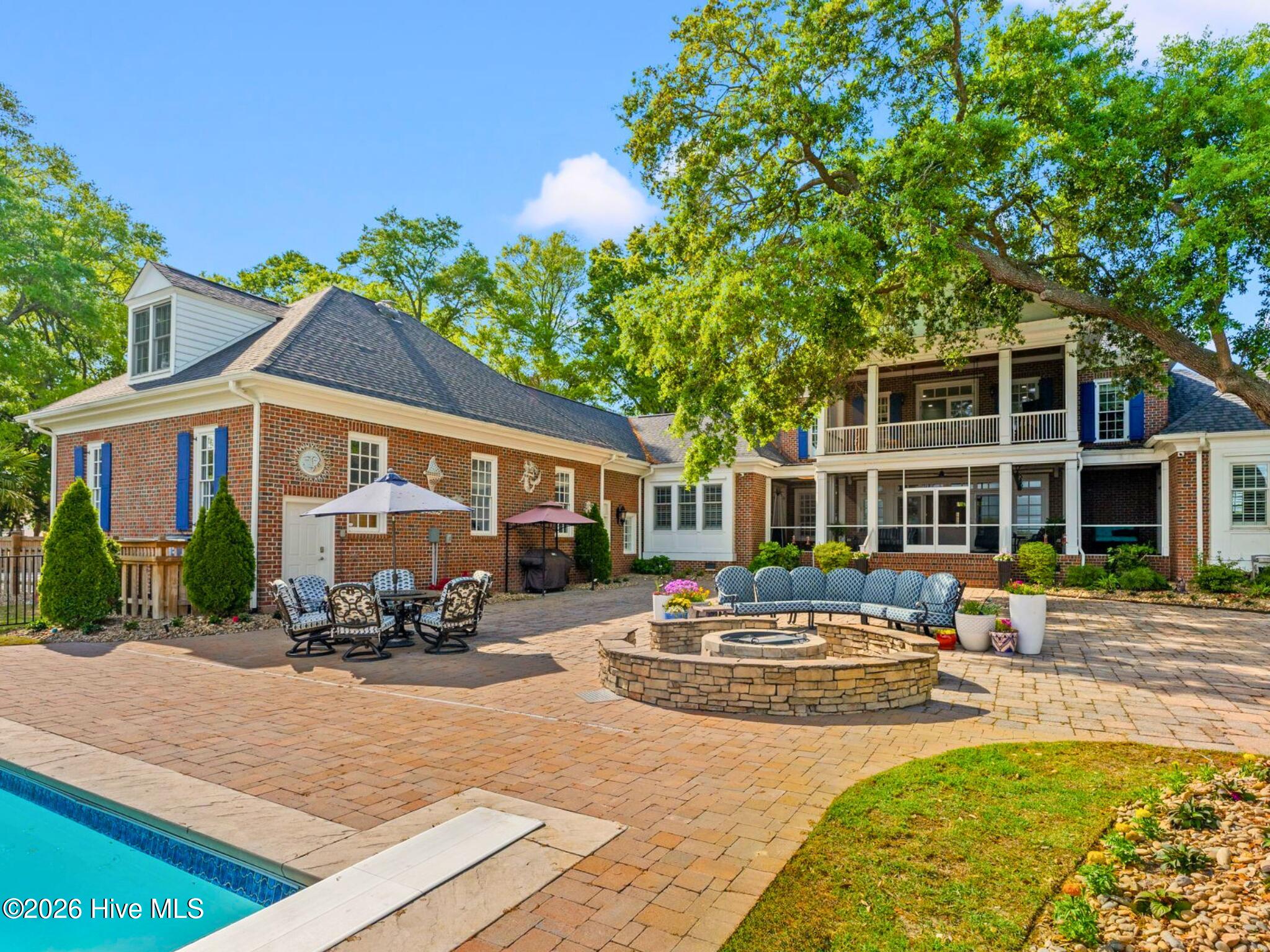 404 Shoreline Drive E