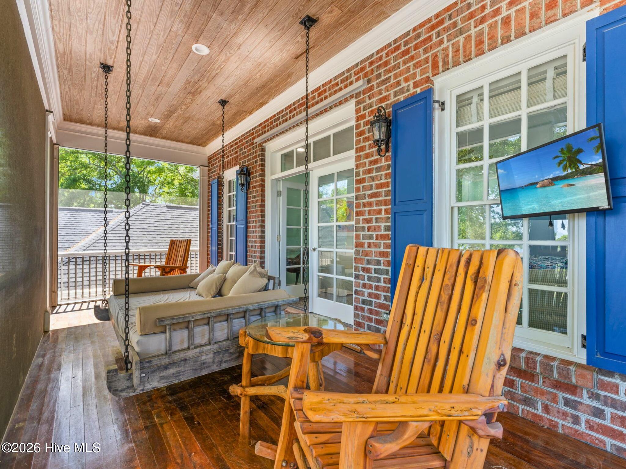 404 Shoreline Drive E