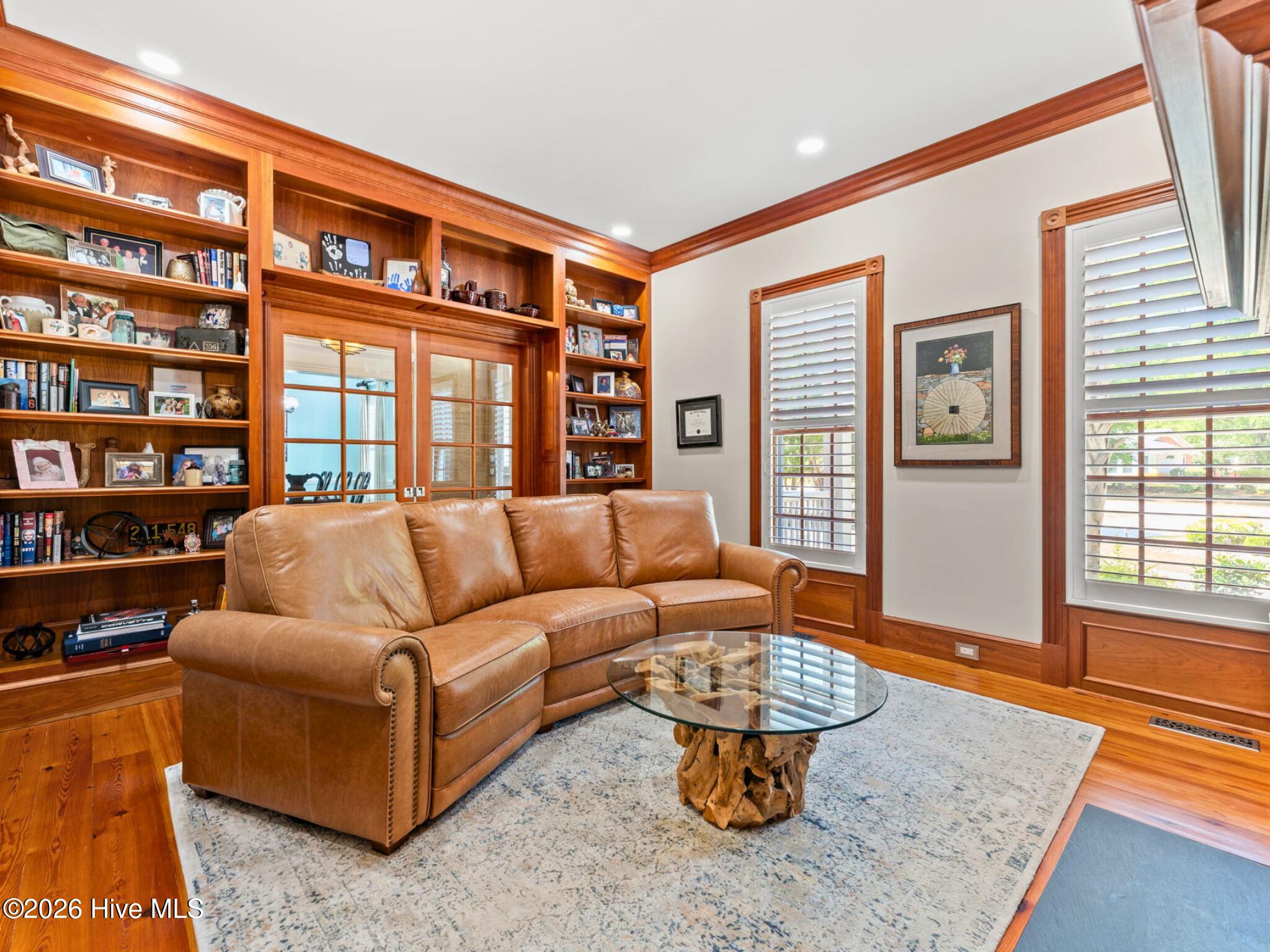 404 Shoreline Drive E